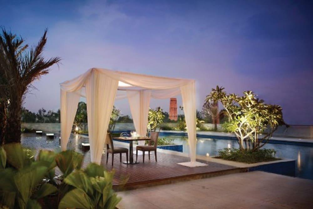 Hotel Taj Yeshwantpur Bengaluru Exteriér fotografie The pool at the Taj Bengal