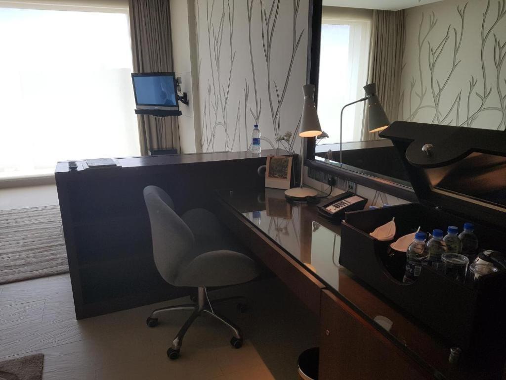 Hotel Taj Yeshwantpur Bengaluru Exteriér fotografie A work desk in a hotel room