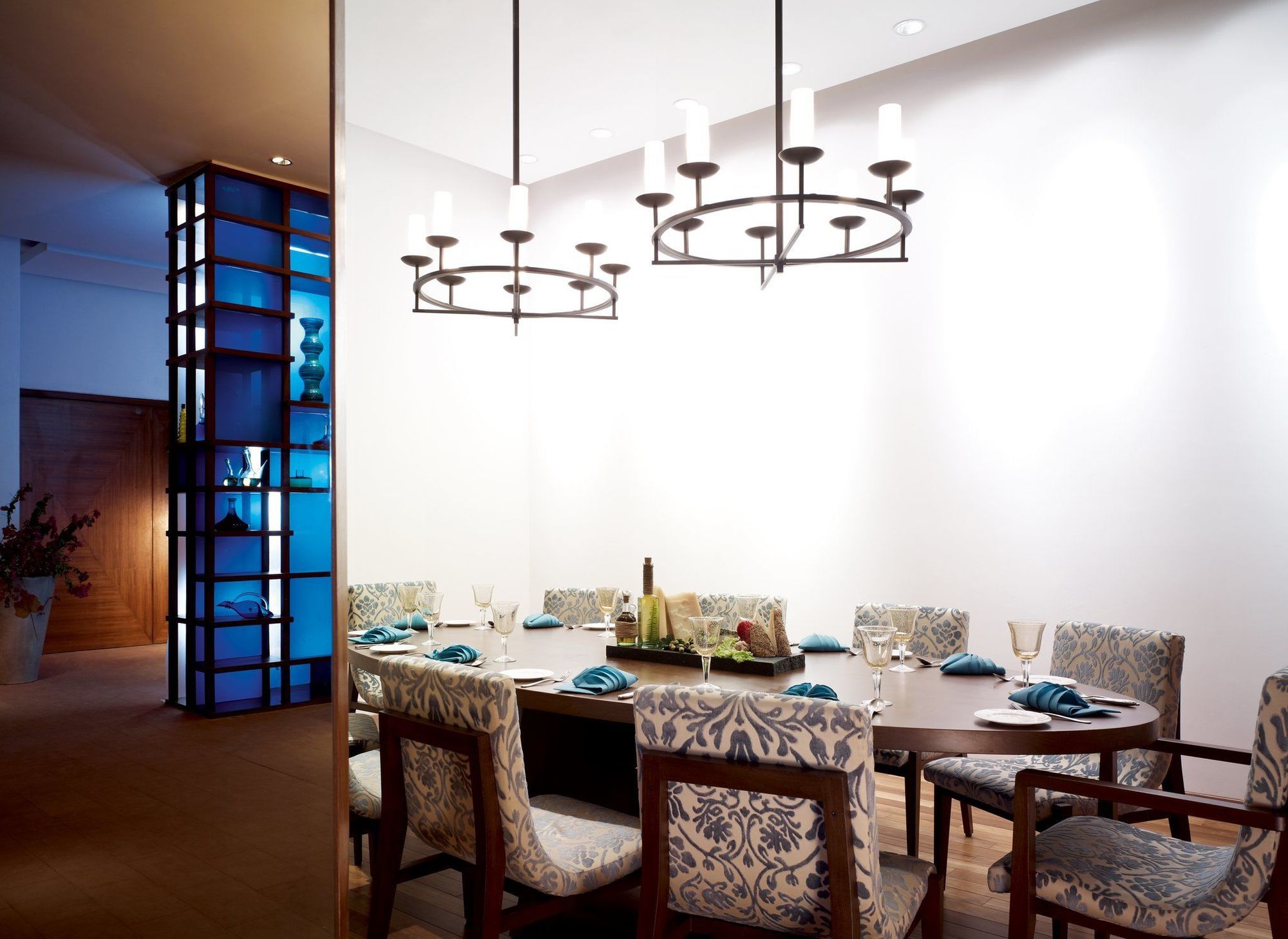 Hotel Taj Yeshwantpur Bengaluru Restaurace fotografie A dining room with a modern chandelier