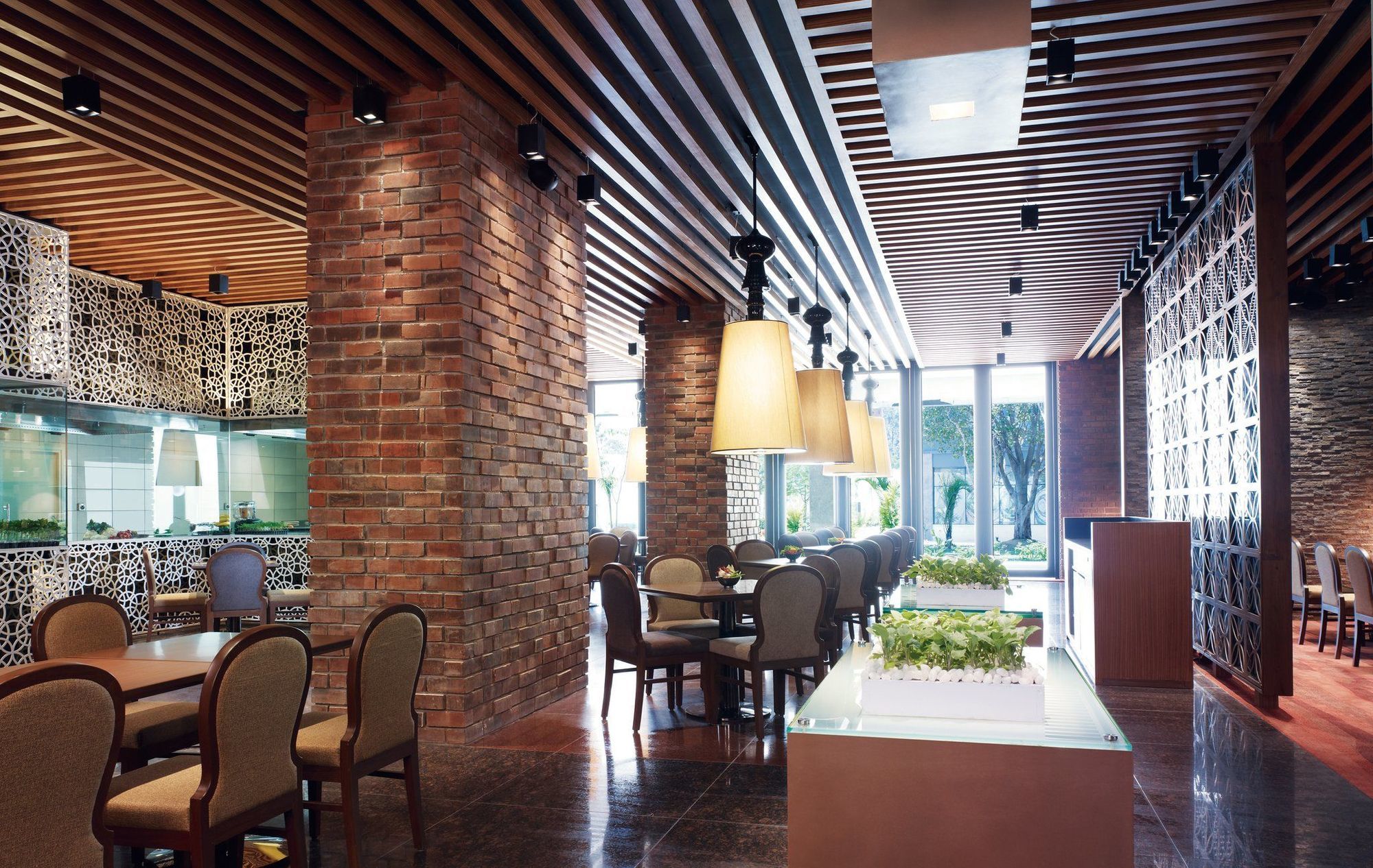 Hotel Taj Yeshwantpur Bengaluru Restaurace fotografie The interior of the restaurant