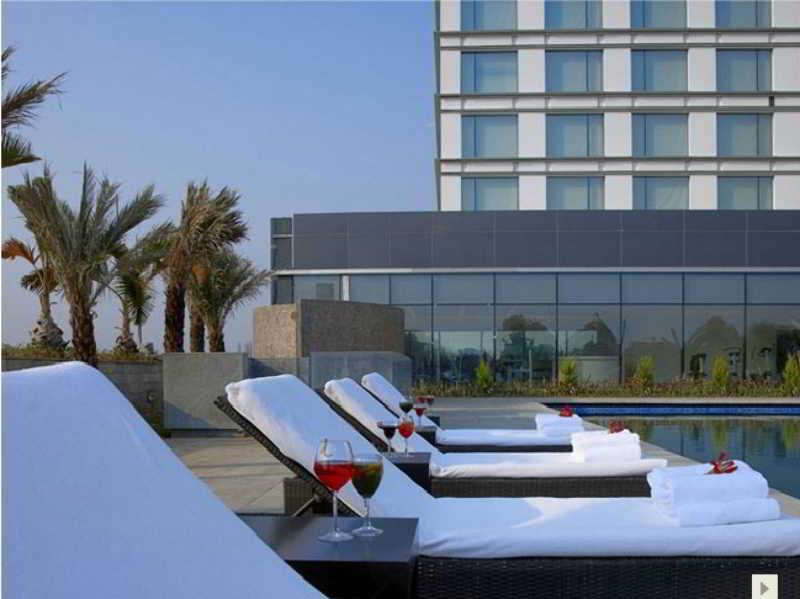 Hotel Taj Yeshwantpur Bengaluru Exteriér fotografie The pool at the hotel