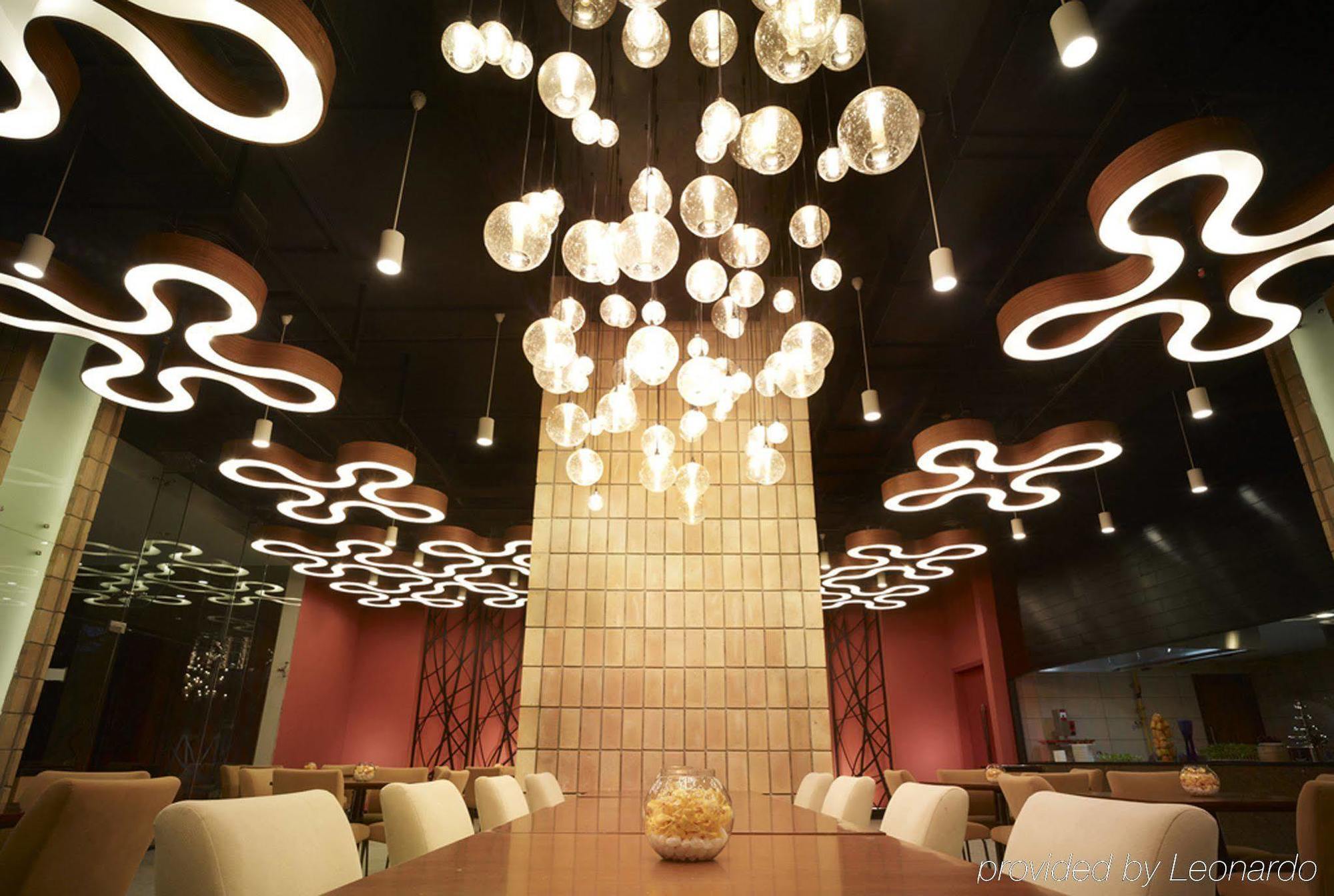 Hotel Taj Yeshwantpur Bengaluru Restaurace fotografie Interior of a restaurant in the airport