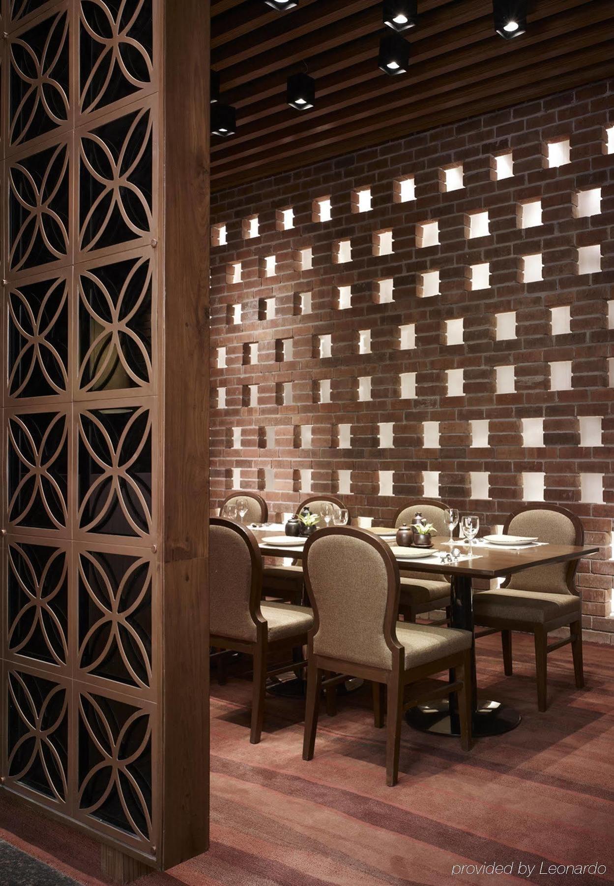 Hotel Taj Yeshwantpur Bengaluru Restaurace fotografie Interior of the restaurant